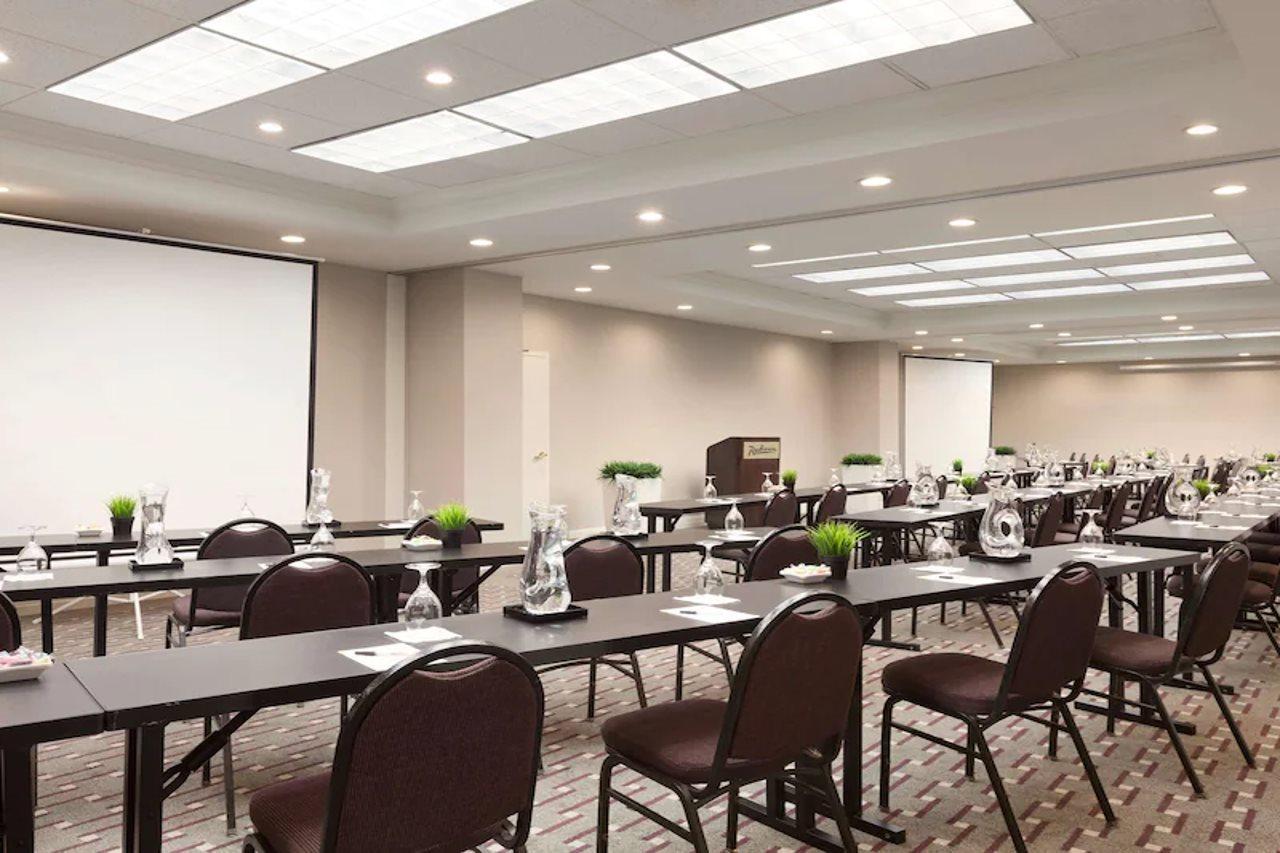 Radisson Hotel Phoenix Airport Bagian luar foto