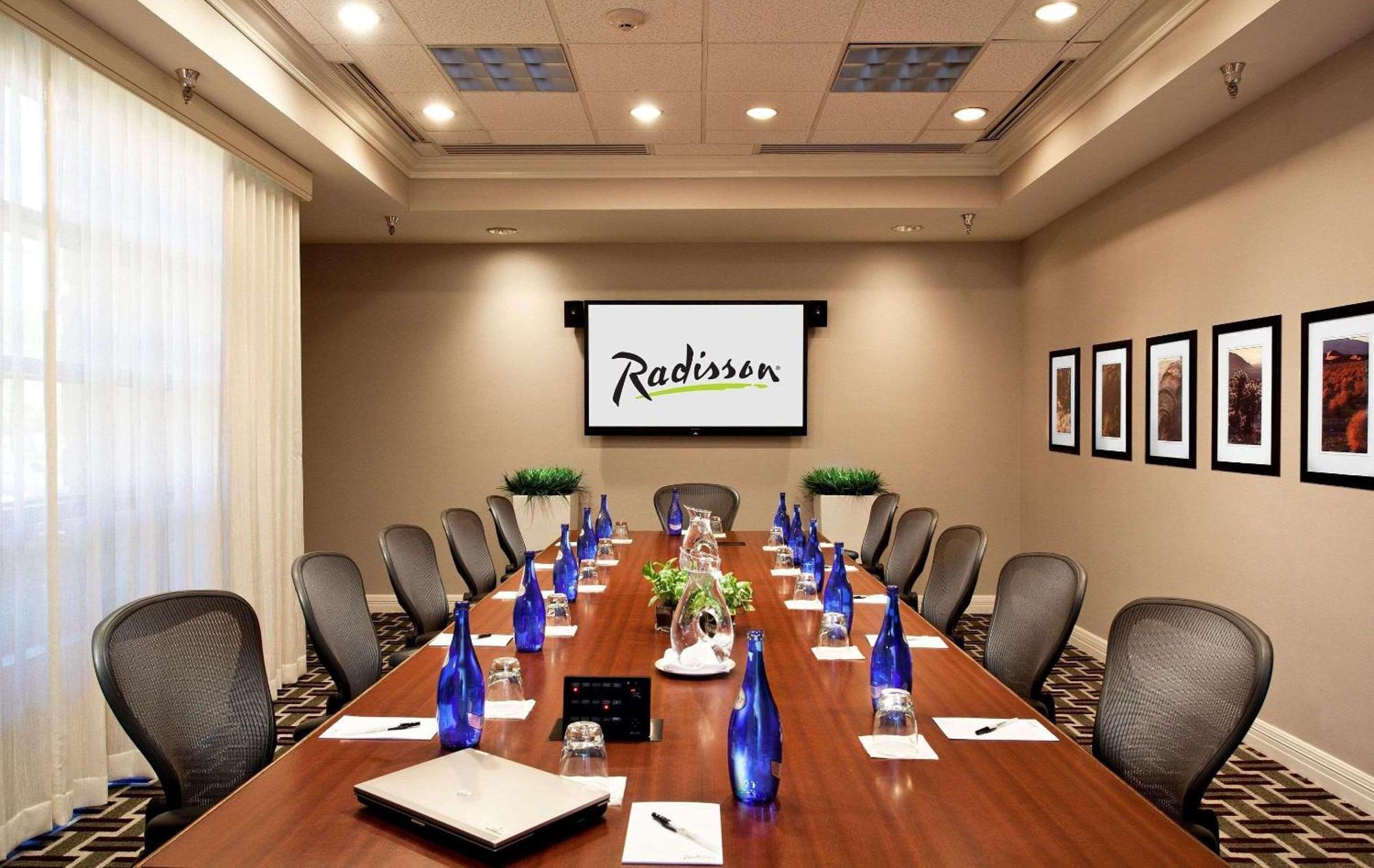 Radisson Hotel Phoenix Airport Bagian luar foto
