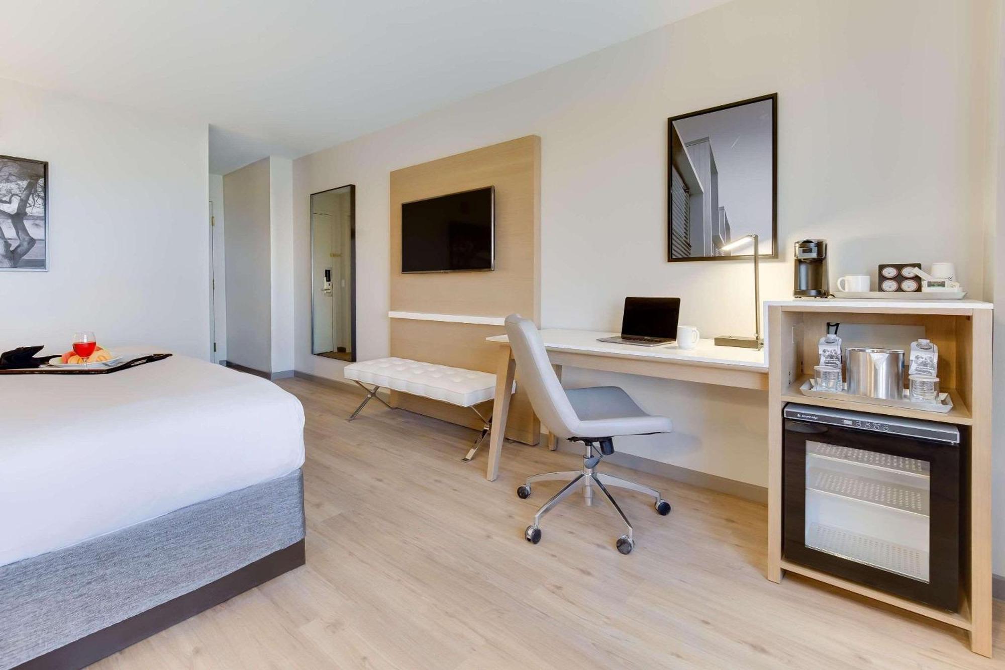 Radisson Hotel Phoenix Airport Bagian luar foto