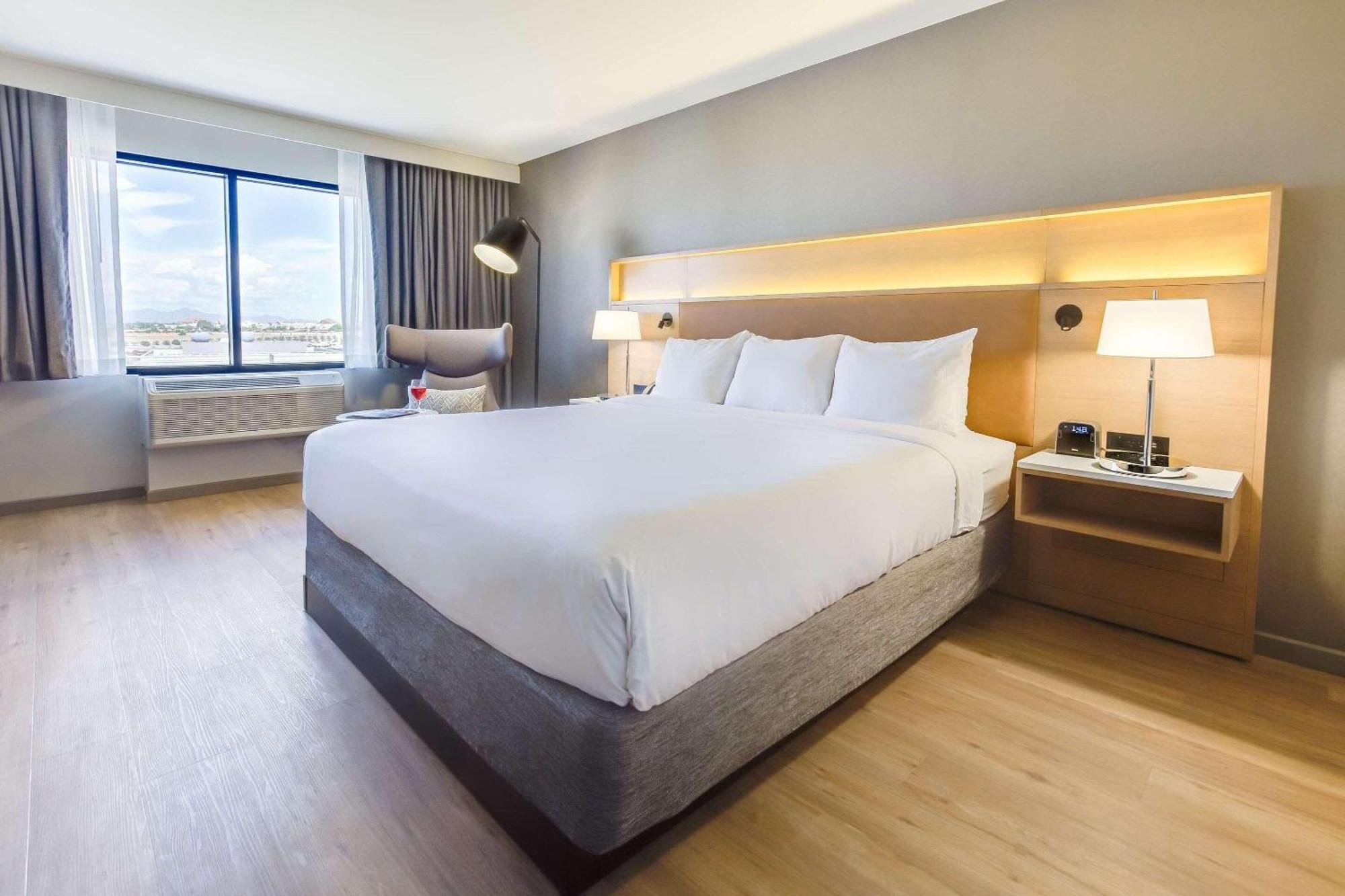 Radisson Hotel Phoenix Airport Bagian luar foto