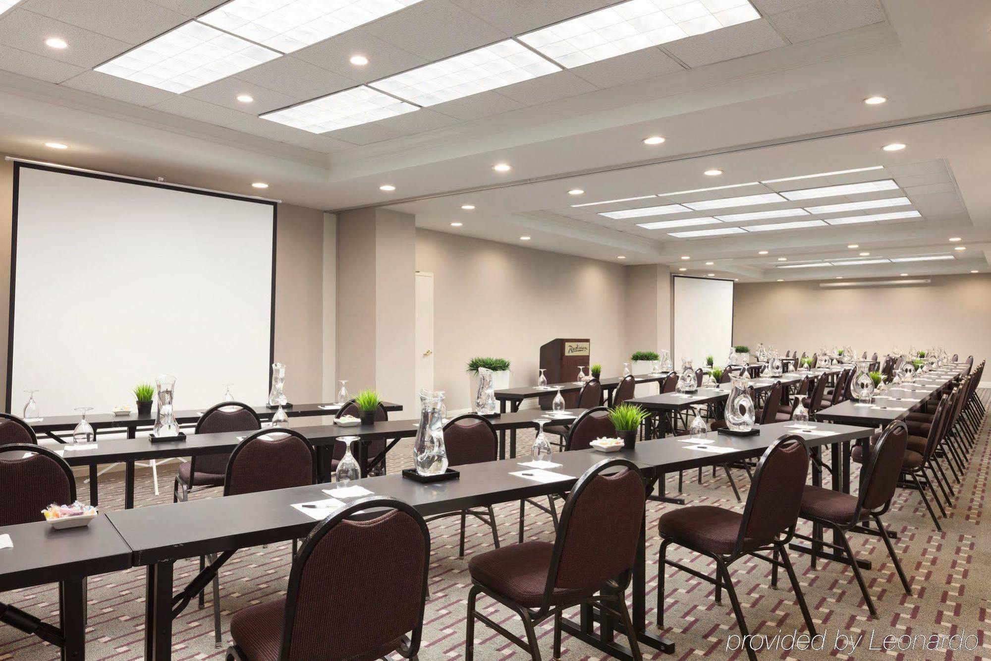 Radisson Hotel Phoenix Airport Bagian luar foto