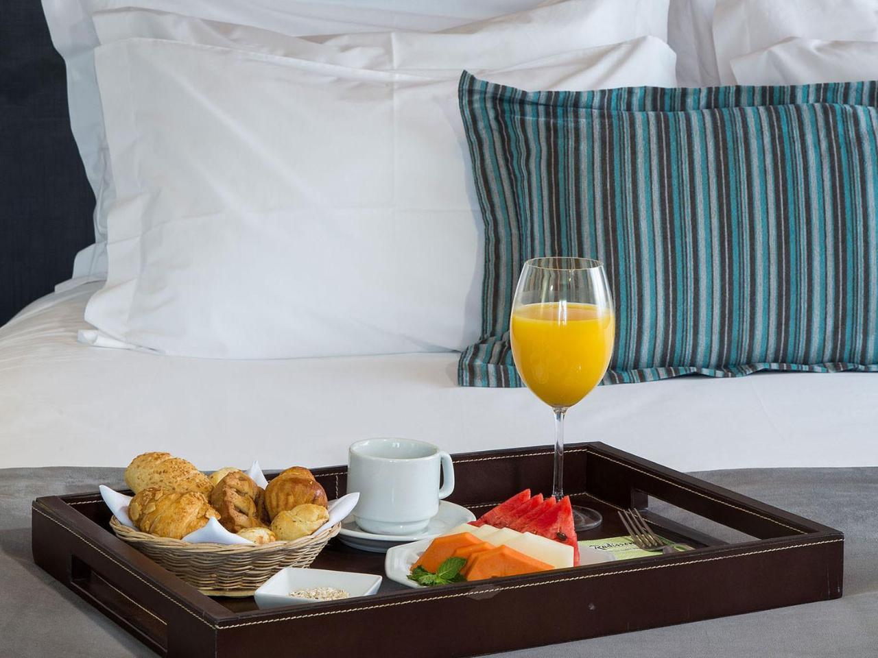 Radisson Hotel Phoenix Airport Bagian luar foto